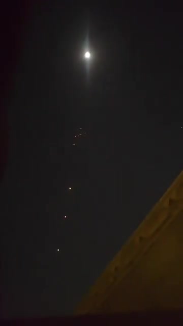 İran'ın Katar'a karşı bir başka balistik füze dalgası başlatmasının ardından, son birkaç dakika içinde El Udeid Hava Üssü'nü savunan ABD ve Katar'a ait MIM-104 Patriot karadan havaya füze bataryalarından düzinelerce füzenin fırlatıldığı görüldü.